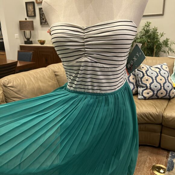 Roxy One Day Soon Dress Medium New Striped Flowy Fit and Flare stretch New - Picture 4 of 6